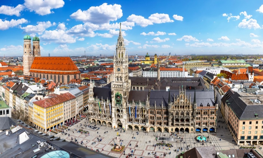panoramic,view,of,the,historic,marienplatz,square,in,munich,,germany,